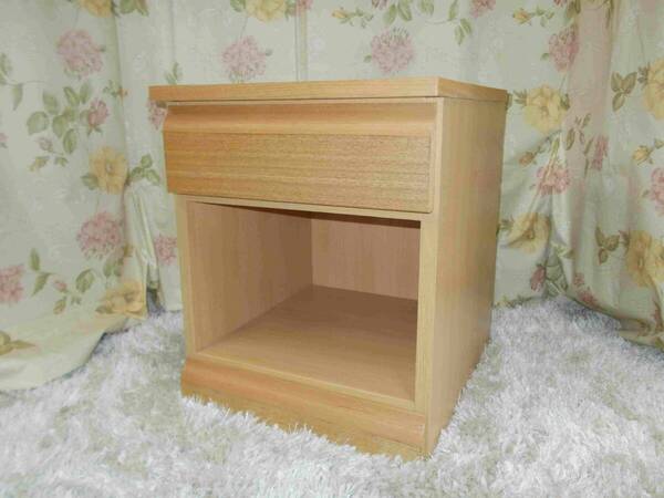 ナイトテーブル 巾40×高さ47cm 完成品 コンセント付 キャビネット 飾り台 小引出 タモ材仕様 引出は桐材仕様 NA色