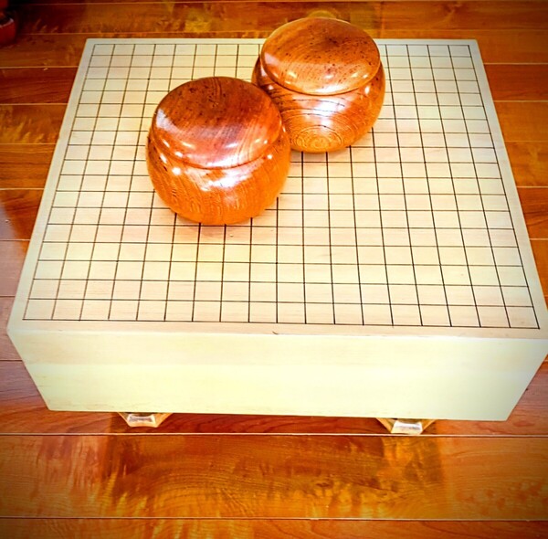 風格のある貴重品 滅多に見ないほどの素晴らしい分厚い 柾目の本格的な囲碁セット 木造り 保護カバー