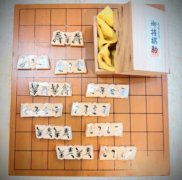 新品未使用の駒 重厚感があり木目が大変素晴らしい駒音が響く盤 新品未使用の本つげの駒 贅沢な将棋盤と天童産の駒のセット