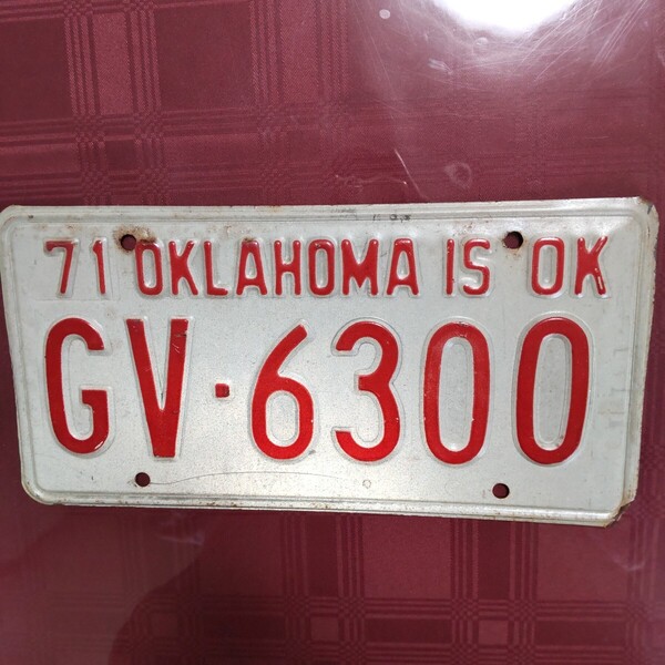 アメリカ ナンバープレート 本物 オクラホマ州 1971年 「OKLAHOMA IS OK 」 オクラホマ州の略称は「OK」 人気の州公認キャッチフレーズ