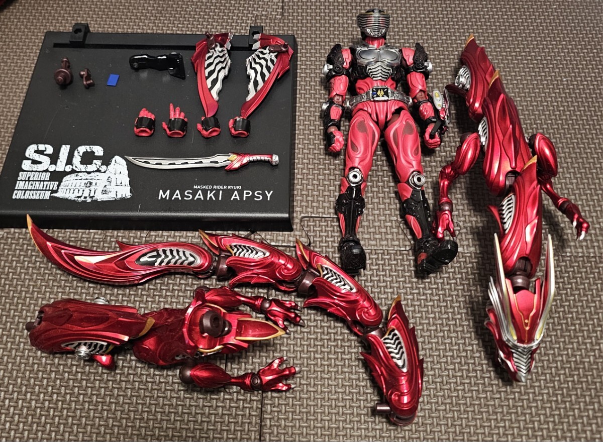 仮面ライダー龍騎」浅井真紀が造形した龍騎フィギュア、独自の