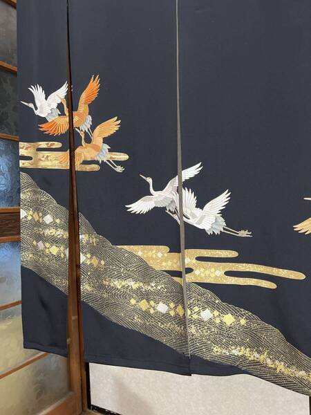 刺繍加工鶴柄、着物留袖素材リメイク暖簾、アンティーク 、縁、お部屋に、お店に!