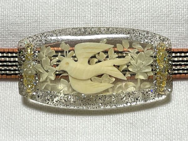 NO.1698 帯留め 鳥 鳩 花 クリア ラメ インタリオ(沈み彫り 裏彫り)(帯留 帯飾り 和装小物)