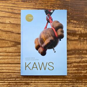 【KAWS カウズ YSP Behind The Scenes Guide 2016年 イギリス ヨークシャー彫刻公園 本 彫刻 アートブック 写真集 個展開催記念 art book】