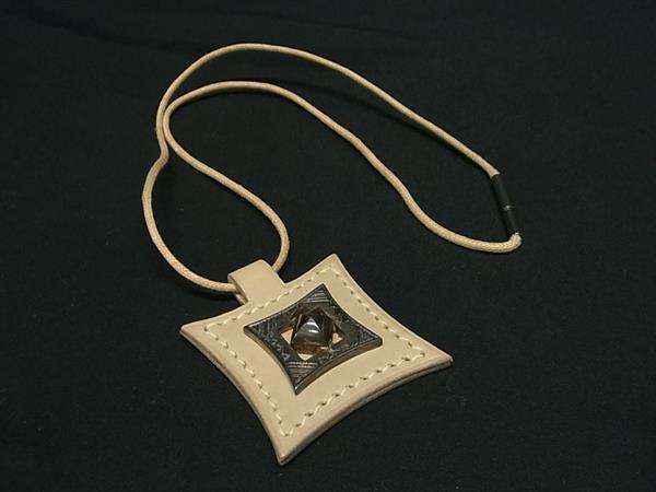 HERMES - HERMES エルメス トゥアレグ ネックレス - レザー SV925 ベージュ系 シルバー ペンダント チョーカー □E刻印  【本物保証】の通販 by 3R boutique｜エルメスならラクマ