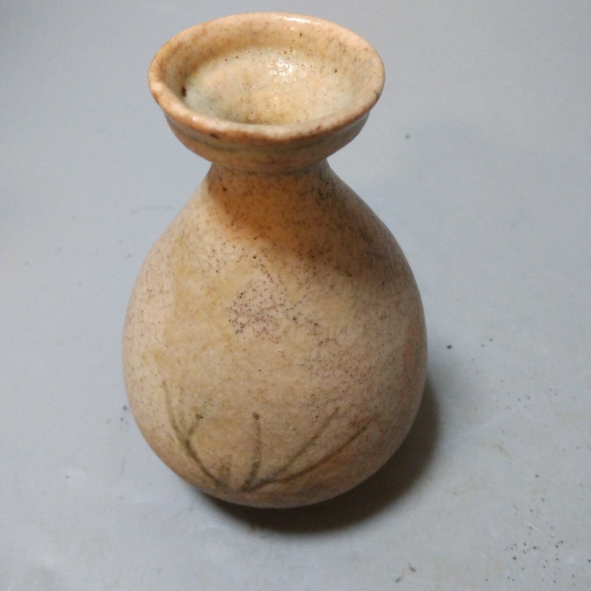 古美術 吉戸 - 李朝彫三島草花文瓶 | 古美術品専門サイト