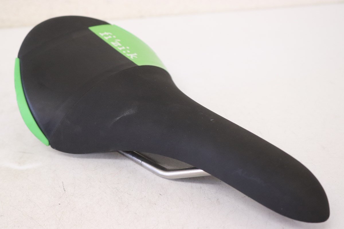 fi'zi:k PARES R3 サドル 165g 赤/白　　箱入り　新品未使用 Amazon | HYESUNG バイク外装 適合車種ZX14R 2012-2020用 社外