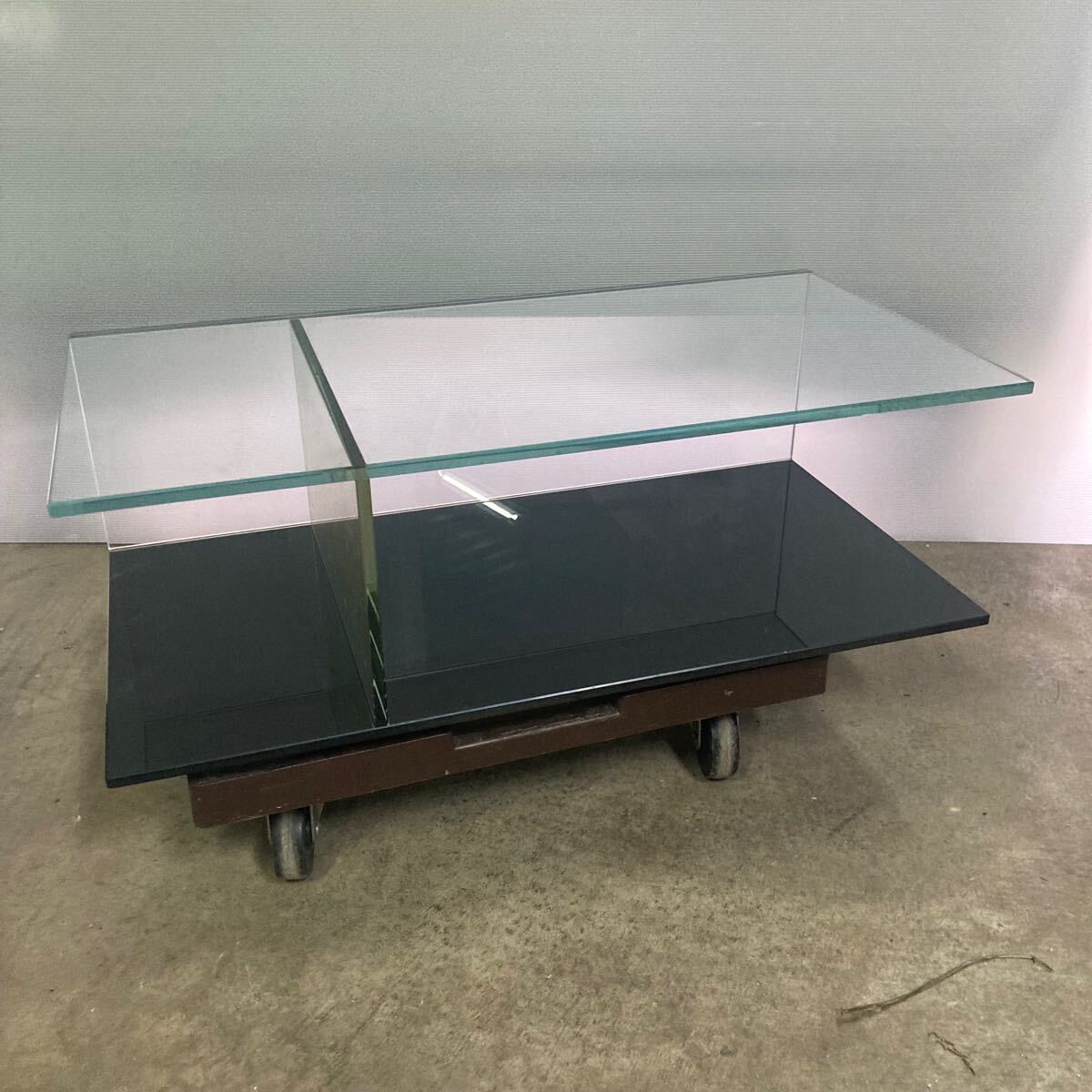 Cassina IXC. (カッシーナ ・ イクスシー)取扱い、Fontana Arte(フォンタナ・アルテ)社の名作テーブルCon Ruote (コンルオーテ)、リビングテーブル♪/値下げ - kokoelma -ココエルマ- 雑貨・中古家具・北欧家具・アンティーク家具の通販  インテリアショップ 多摩市東寺方 