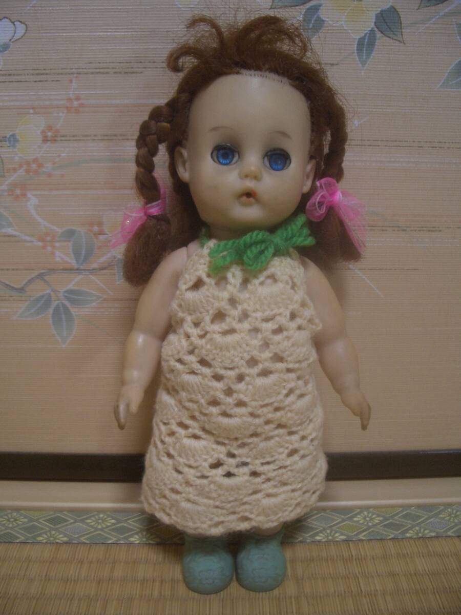 ヴィンテージ 座っている女の子 セルロイド人形