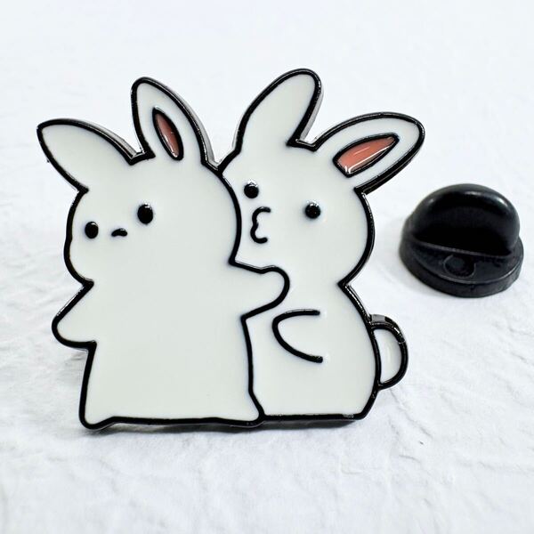 【ピンバッジ】白うさぎ かばう チュッ White Rabbit 兎 仲良し 癒し かわいい