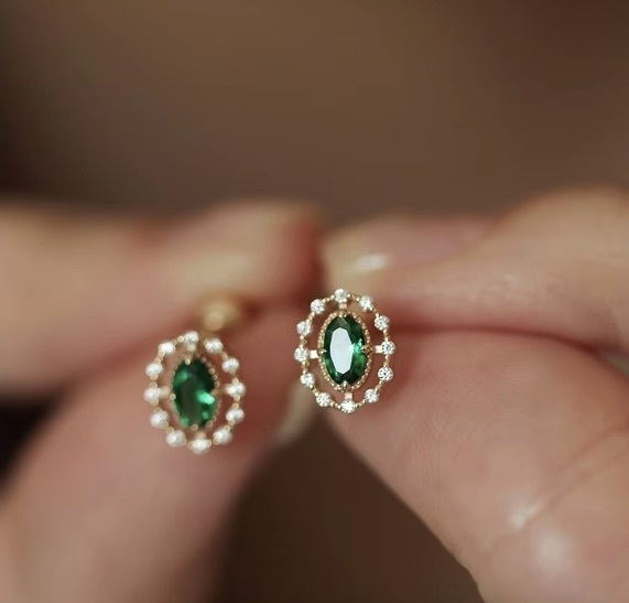 オーバルカットのエメラルドとダイヤのピアス 14kgp 925シルバー ネジ式キャッチ