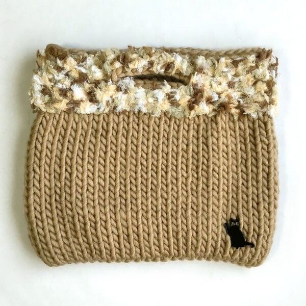 猫 チャーム付 ぺたんこ バッグ ベージュ 毛糸 ハンドメイド