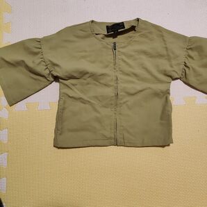 マーキーズ カーキ色 ジッパー付きフレア袖アウター 90