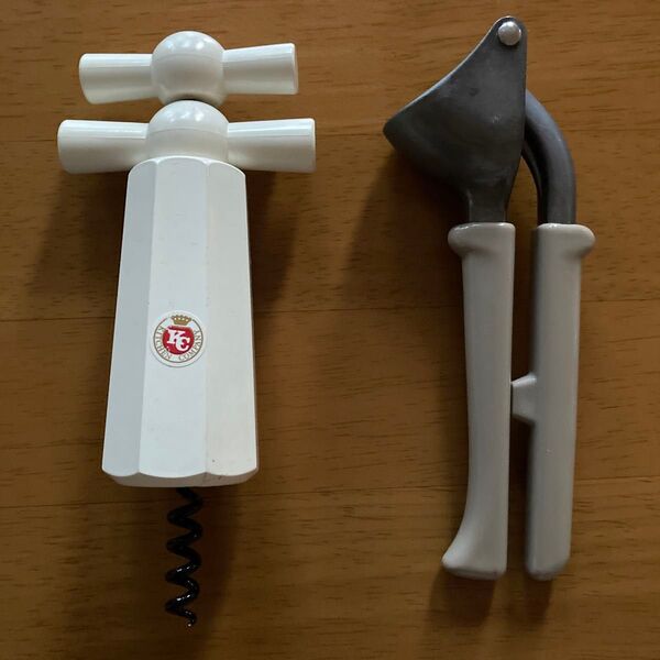 にんにくクラッシャーとKITCHEN COMPANYのワインオープナー、コルク栓抜きの2個セットです。中古品です。お願いします。