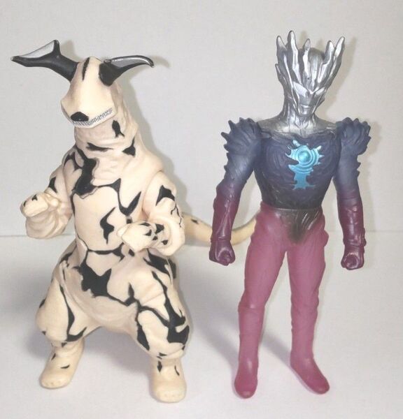バンダイソフビ【ウルトラマンサーガ クリアVer&旧サイズで大きいウルトラ怪獣エレキング2体セット】