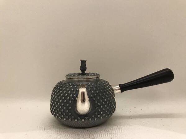 純銀製 光南 釜形霰打出 蕾摘横手急須 銀瓶 煎茶道具箱付