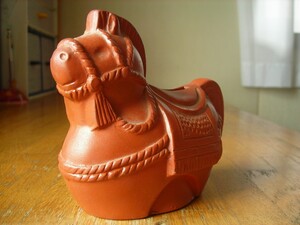 陶器製の馬の貯金箱