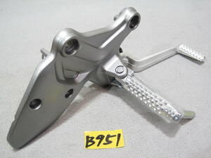 【B951⑧2】　ＫＡＷＡＳＡＫＩ／カワサキ　車種不明　（２９８８４８）　純正ステップ／ステップホルダー／ブレーキペダル　（右／Ｒ）