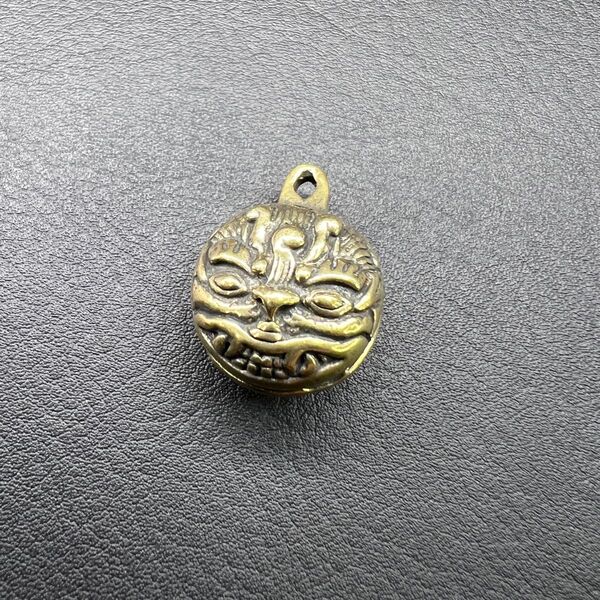 真鍮 タイガー 古代装飾風 魔除け像モチーフ 鈴型 キーホルダー 鈴