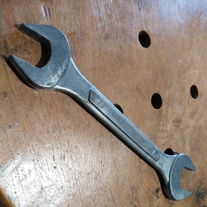ヤンマー KTC製 コンビネーションレンチ サイズ表記17-19mm. 全長180.0mm. YANMAR carbon steel JIS 発動機 農機具 トラクター