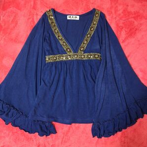 d.i.a. 鮮やかなブルーの大きな末広がり袖 フリルトップス