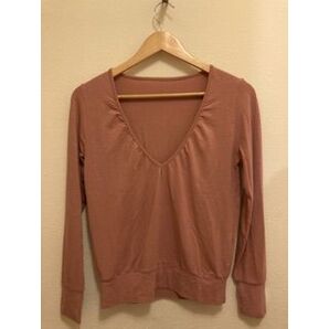 Vネックトップス