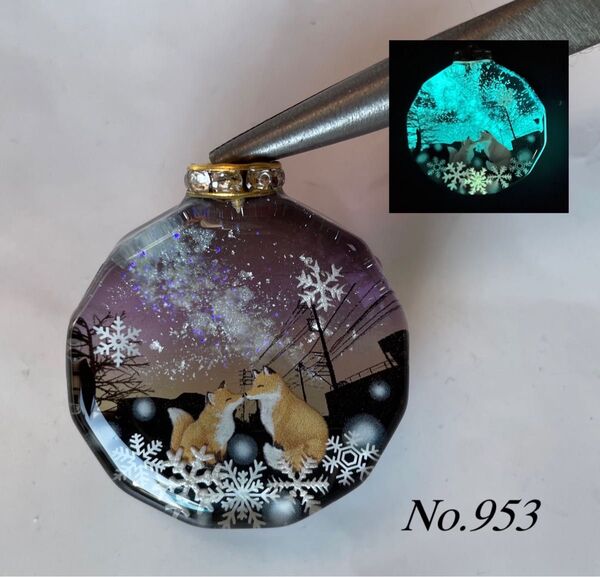 レジン/冬の銀河と親子キツネ 蓄光 オルゴナイトネックレス