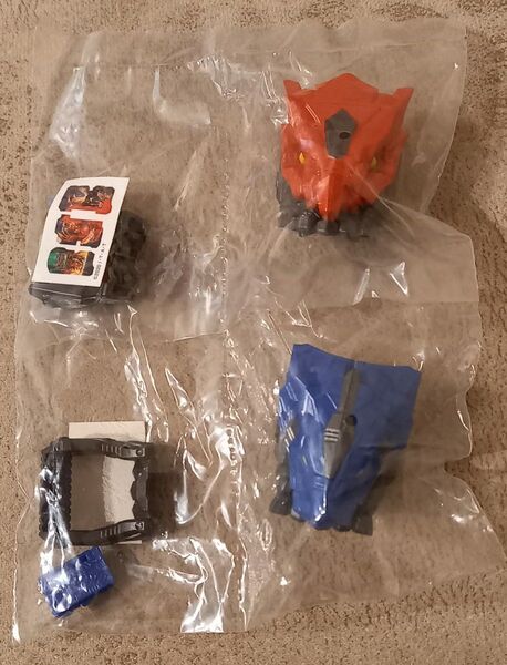 ガシャポン仮面ライダーセイバー ドラゴニックブースター&キングライオンブースター