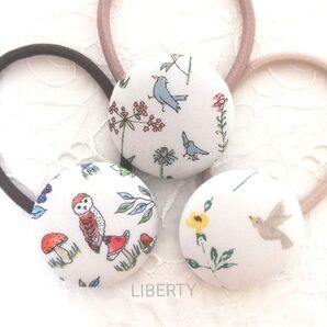 鳥が好きな人の LIBERTY タナローンのくるみボタンゴム