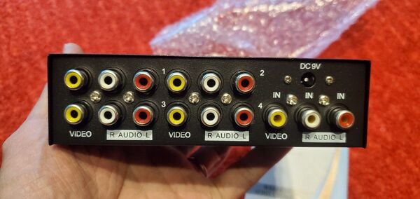 1入力4出力 コンポジット端子分配機 スプリッタ 4PORT VIDEO AUDIO SPLITTER AV-104
