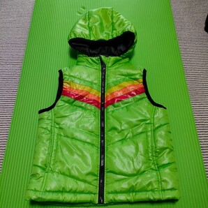 【かわいくていいものです】即決価格【消費税 送料すべて込み】かわいいベスト!目立つので安心安全!妖精みたいなお色 きれいな黄緑色 130