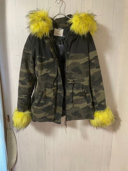 【美品】radyレディ、迷彩柄、黄色ファー付き、ダウン、モッズコート