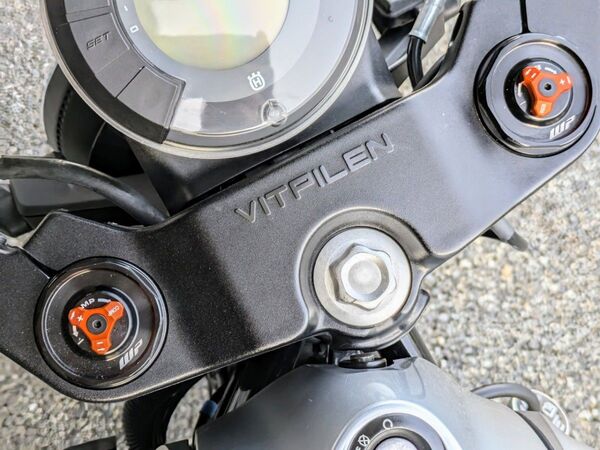 RC390 DUKE390 ADV390 減衰力調整オレンジアルマイトノブ SUSブラックメッキボルト付