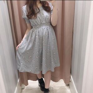 evelyn オリジナル花ミドルワンピース アイスグレー