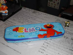 * super pretty!* Sesame Street [ Elmo. can pen case ] breaking the seal storage * tin plate [boxman_77]