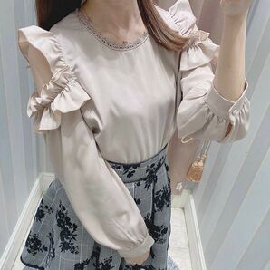 evelyn ショルダーカットブラウス