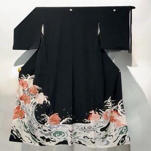 【黒留袖 波と花の模様】美しい波と花の模様が施された黒留袖で伝統的な日本の美を感じさせます。