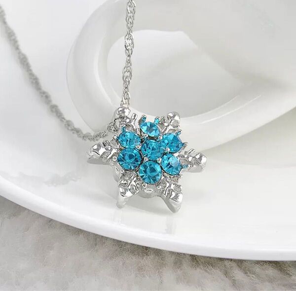 美しい雪の結晶型のペンダントは、冬の魅力を引き立てます。 ネックレス アクセサリー