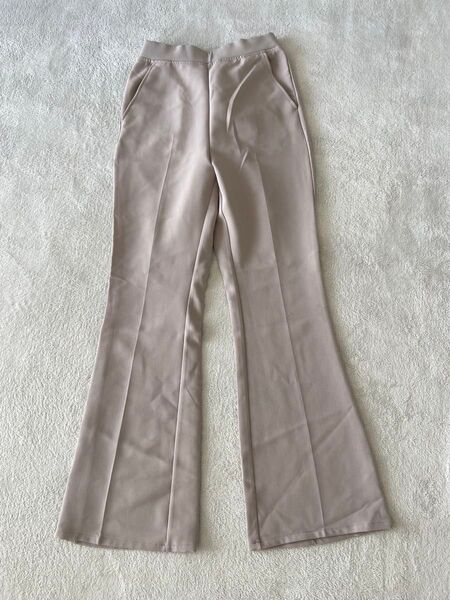 GU ベージュ フレアパンツ スラックス S ジーユー
