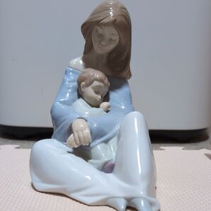 【更新】リヤドロ人形 「赤ちゃんを抱く母親」