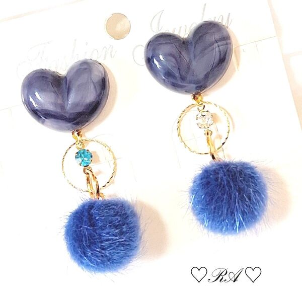 ラビットファーネイビー…綺麗なBlueマーブルハートとストーンアシンメトリー ハンドメイドピアス
