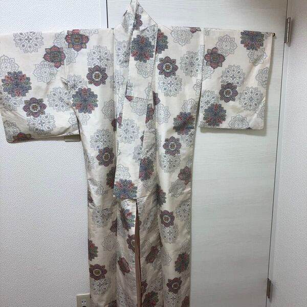 白紬 正絹 お洒落、適応身長150ー160cmくらい 紬で、とても着やすいです。美品です。