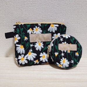 デイジー刺繍のマチ付きポーチ(ブラック)