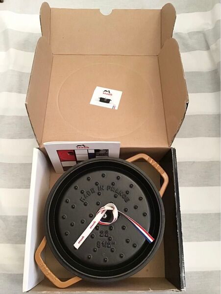 STAUB ストウブ 鋳物 ホーロー鍋 ピコ・ココット 22 cm ラウンド マスタード イエロー 鋳鉄 Staub 無水鍋