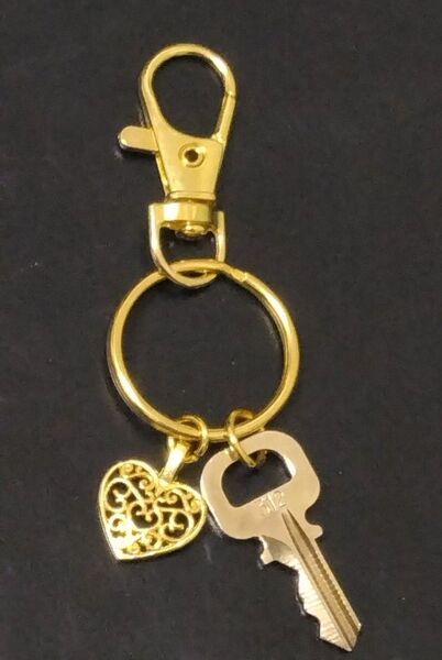 ルイヴィトン 312 カデナ南京錠の鍵 ゴールド色 美品 キーリング付き キーホルダー メタルハートチャーム付き