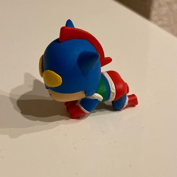 クレヨンしんちゃん アクション仮面 ガチャ 充電コードマスコット つかまる