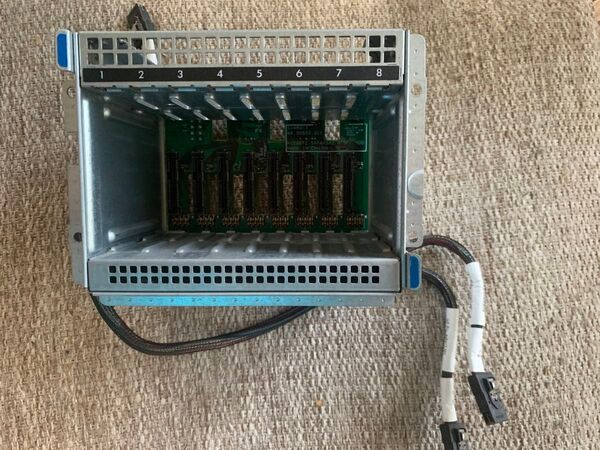 HP HDD CAGE 8SFF HOT PULG 4U GEN8 ケーブル 2本付属