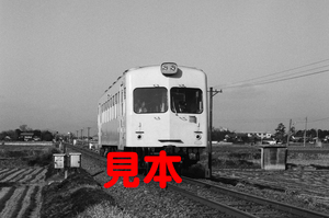 鉄道写真、35ミリネガデータ、01028050005、東武鉄道熊谷線、キハ2000形、撮影地不明、1983.01.15、（2031×1347）