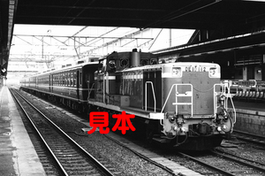 鉄道写真、35ミリネガデータ、02429080010、DE10-142＋12系客車、盛岡駅、1983.07.21、（2671×1771）