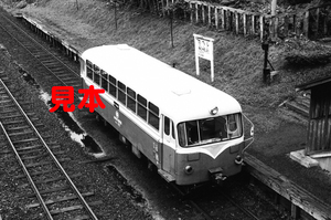 鉄道写真、35ミリネガデータ、02429080019、南部縦貫鉄道、キハ102、野辺地駅、1983.07.21、（2844×1886）